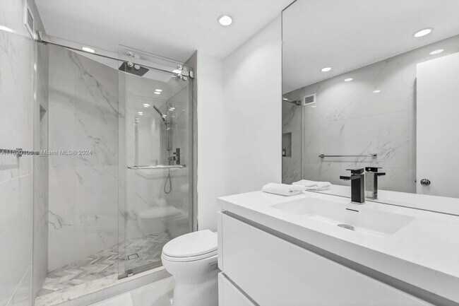 Building Photo - 1121 Crandon Blvd