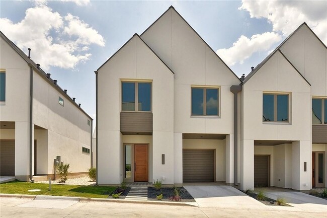 Primary Photo - 3303 Cantwell Ln