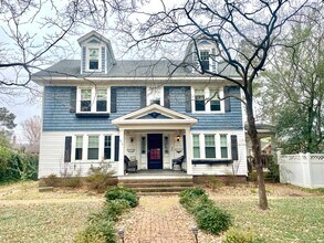 Building Photo - Stunning spacious 2nd floor apartment with Water View!