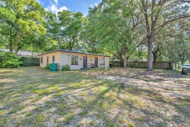 Building Photo - Charming Duplex in Niceville!