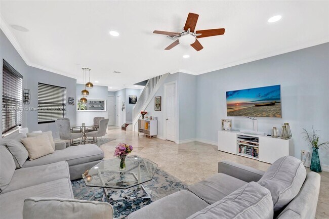 Building Photo - 853 SW 11th Ct
