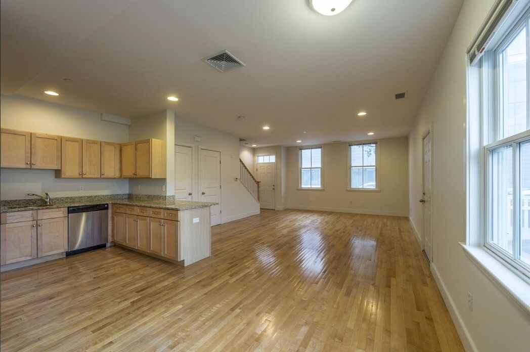 Building Photo - 105 2nd St