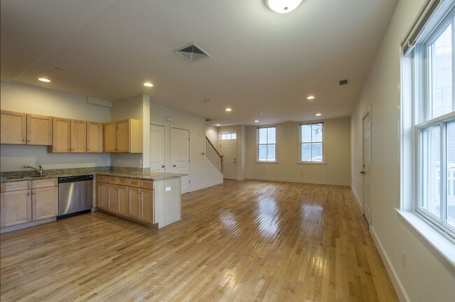 Building Photo - 105 2nd St