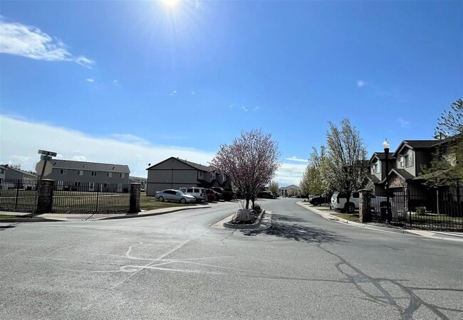 Building Photo - 3 Weeks Rent Free! | Spacious 3 Bed 2.5 Bath Townhome in West Haven | Garage + Pool Community Ame...