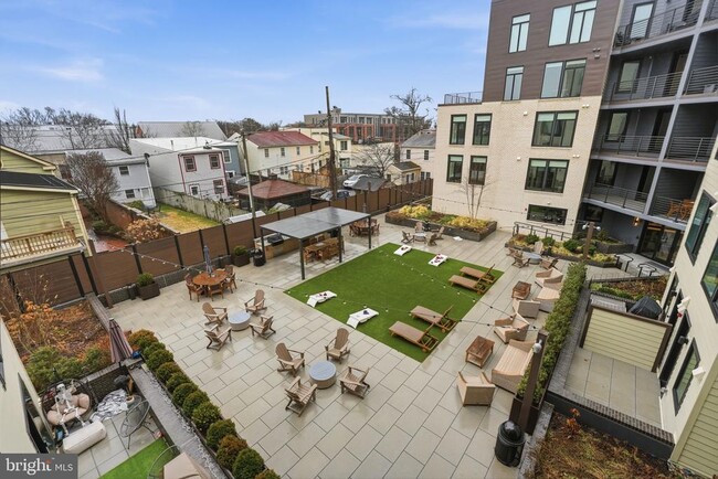 Building Photo - 701 N Henry St