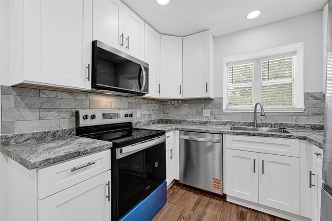 Building Photo - 2803 Camelot Ln