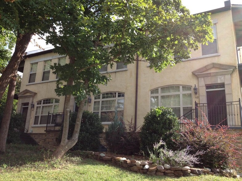 Building Photo - 44 N Olive Ave