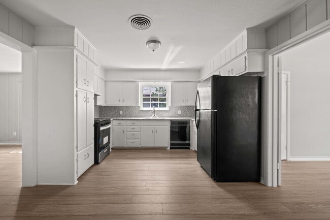 Building Photo - *PRE-LEASING* Updated Home w/ Large Bedrooms, Minutes from Texas Tech