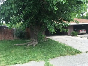 Building Photo - 2 Bedroom 1 bath Duplex in Carmichael