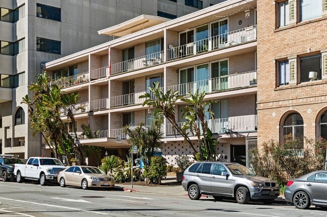 Building Photo - 1425 Lakeside Dr