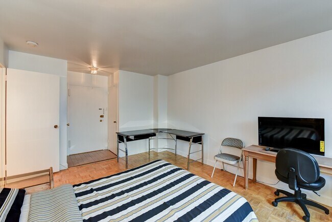 Building Photo - Spacious & Bright Unfurnished Studio for Rent