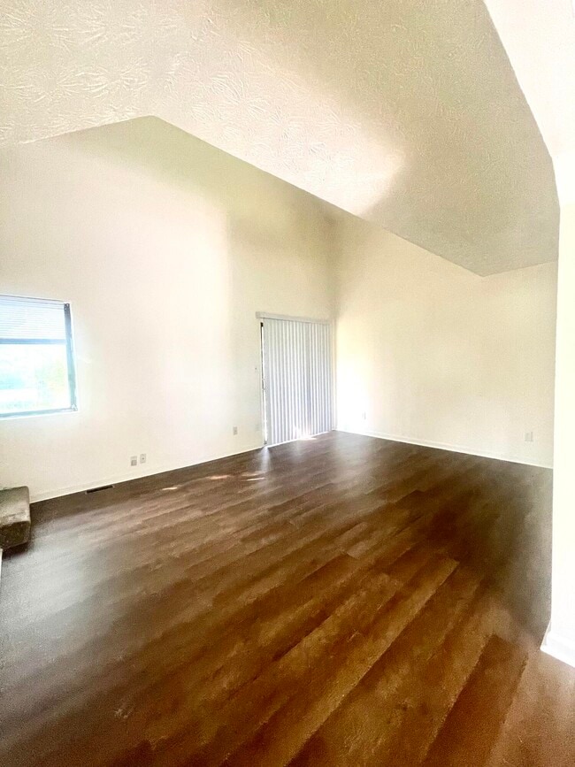 Building Photo - 452 Larkwood Dr