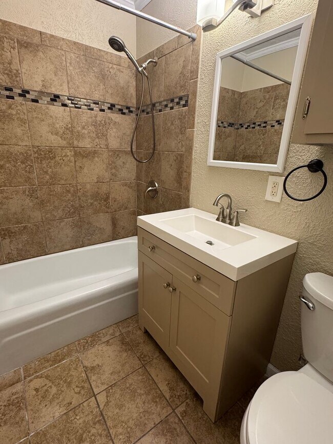 Building Photo - Remodeled in MacArthur School District!
