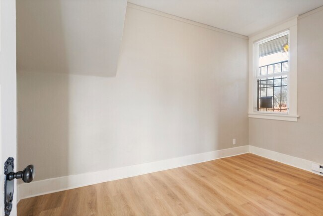 Building Photo - Charming 2BR Home in Prime Tacoma Location...