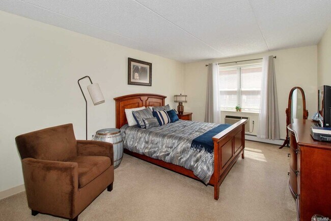 Building Photo - 565 Albany Ave