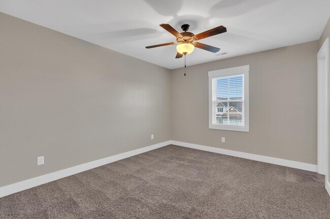 Building Photo - Large home in Swansboro School District