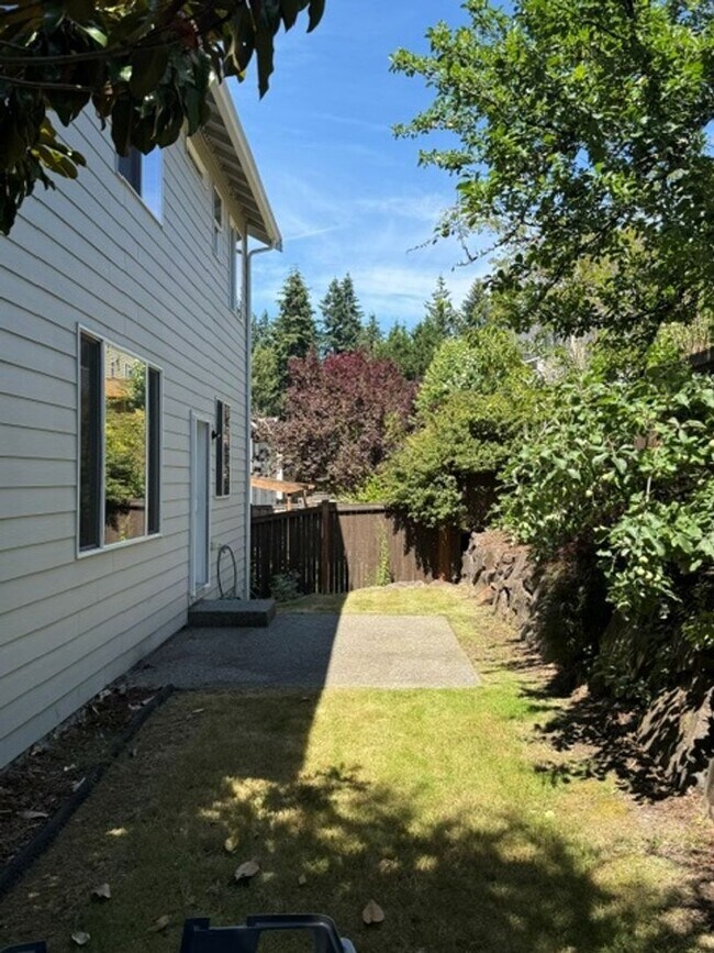 Building Photo - LOGAN RIDGE - Tri-Level 3 Bedroom 2.5 Bath