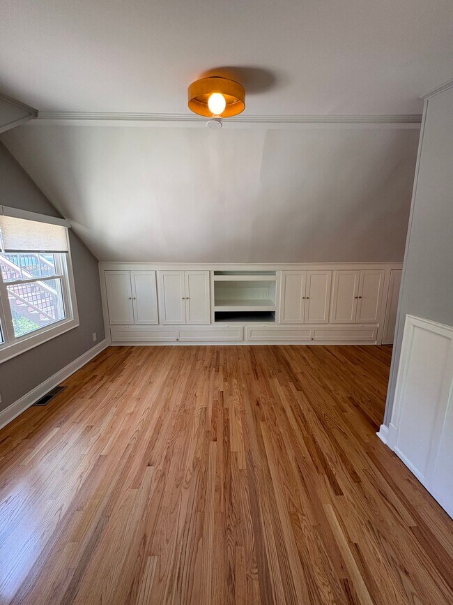 Building Photo - 1151 Rosedale Dr NE