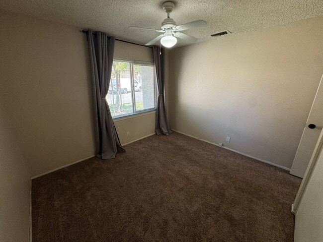 Building Photo - 2 Bedroom 1 Story Town Home