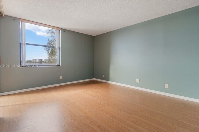 Building Photo - 110 Lake Emerald Dr