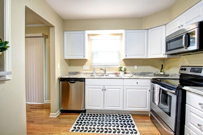 Building Photo - Courtyard Apartments