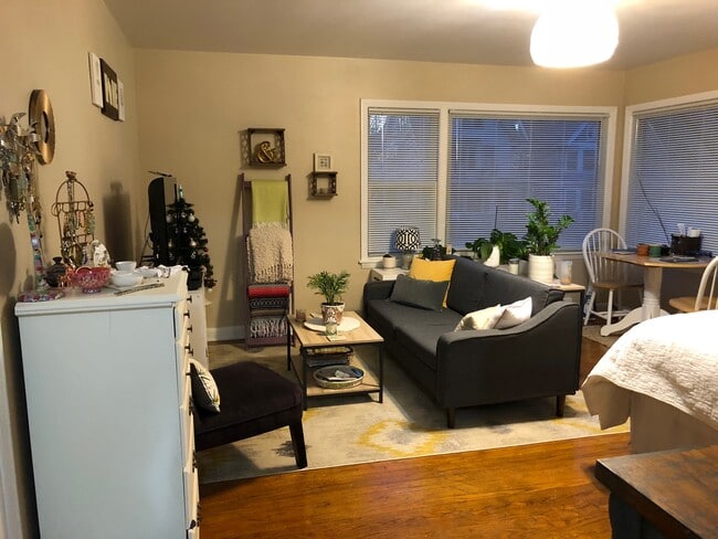 Building Photo - 2204 E Locust St