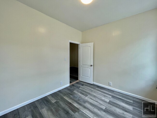 Building Photo - Cat-friendly 2.5 bedroom located in Astori...