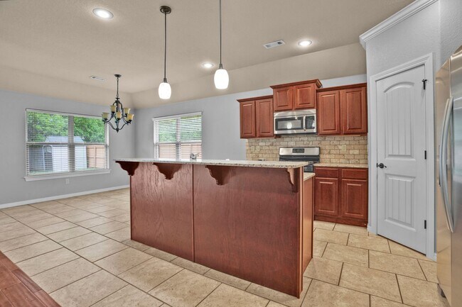 Building Photo - Spacious 3 Bedroom 2 Bath home in Great Location!