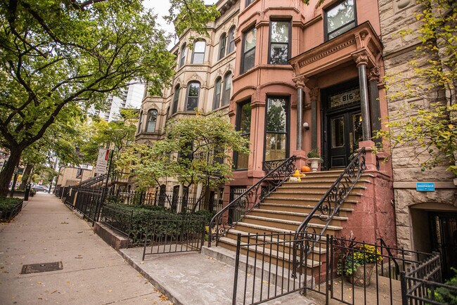 Building Photo - 816 N Dearborn St