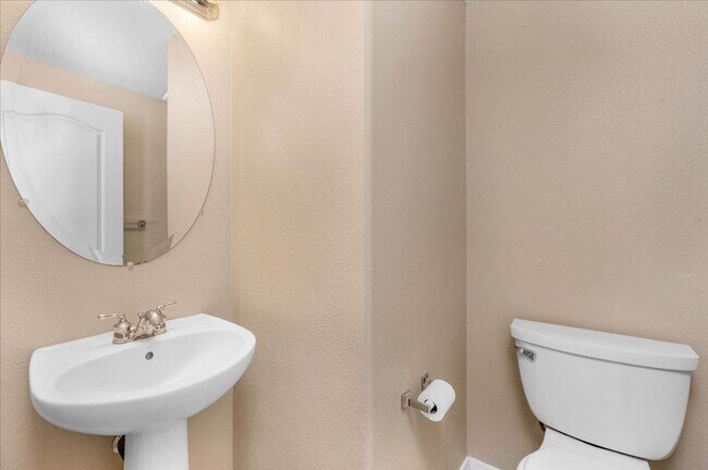 Building Photo - Spacious 4 Bedroom Home in North Clovis Gated Community