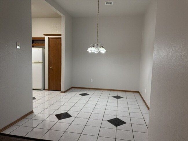 Building Photo - 2806 Shoreridge Ave