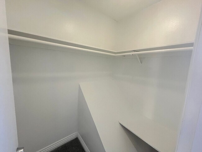 Building Photo - SPACIOUS 2BED/2BATH TOWNHOUSE