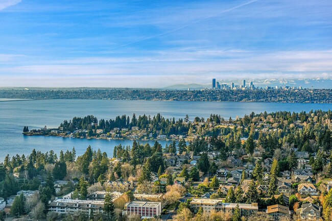 Building Photo - 3Bd/2.5Ba Bellevue Condo