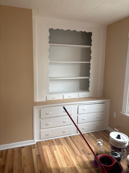 Kitchen Storage. - 121 Bonney St