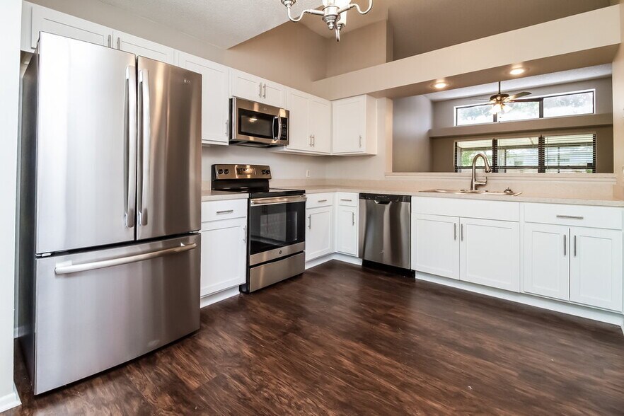 Building Photo - 1063 Alpug Ave