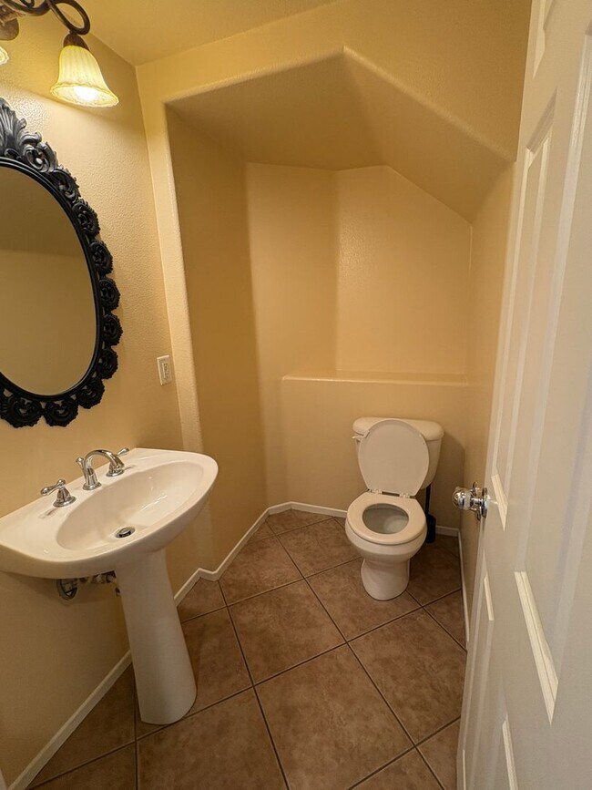 Building Photo - 3 bedroom, 2.5 bath Home located in the Gated College Lane Community in Redlands, CA