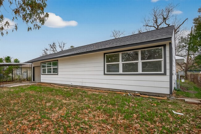 Building Photo - 5833 Southlea St