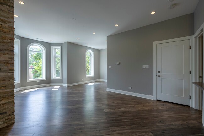Building Photo - 1254 N Hoyne Ave