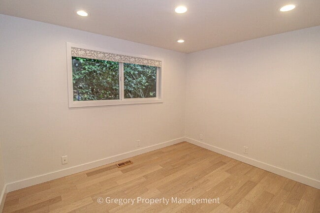 Building Photo - 604 9th Ave