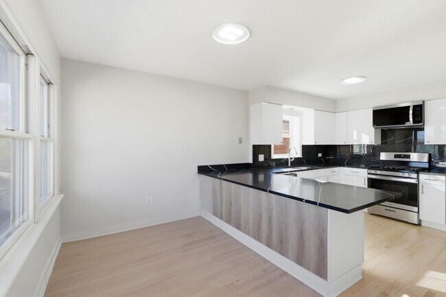 Building Photo - 1215 Balmoral Ave