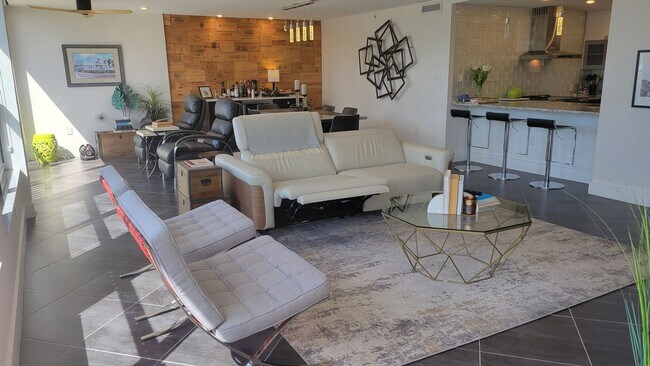 Building Photo - Beautifully renovated 2/2 condo downtown S...