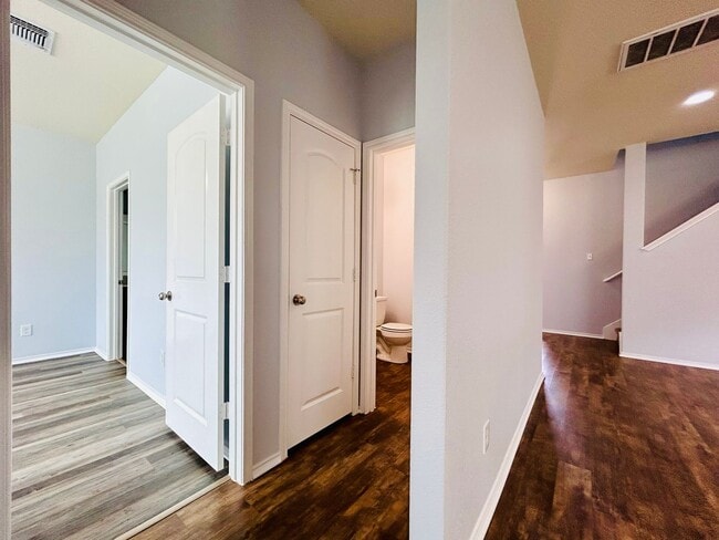 Building Photo - 147 Big Leaf Dr