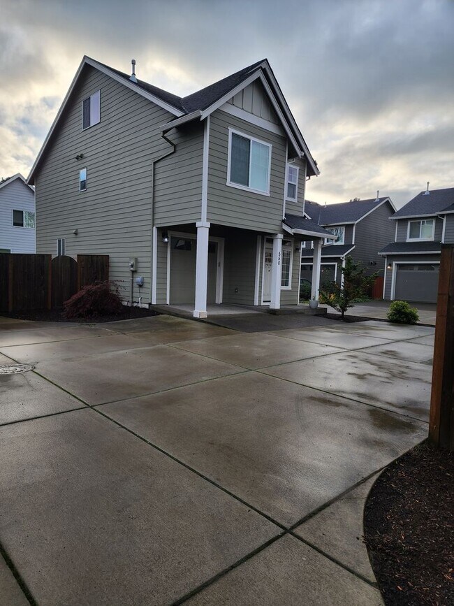 Building Photo - FIRST  FULL  MONTH'S   RENT  FREE     Lovely 2019 single-family home in Newberg