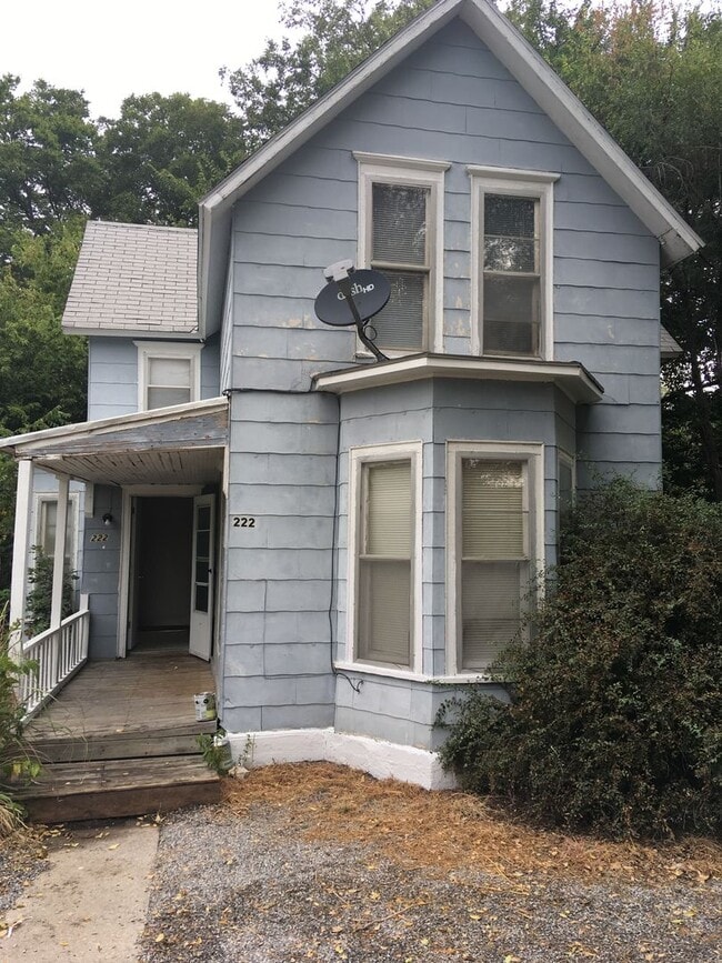 Primary Photo - $950 - 3 bed 1 bath - Single Family Home