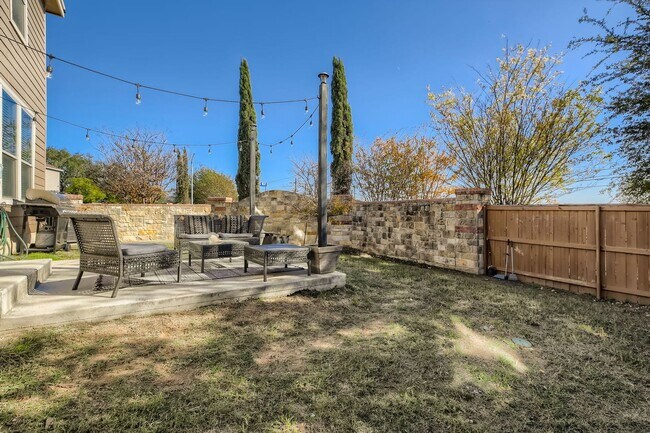 Building Photo - HALF OFF First Month Rent: 3 Bed/2.5 Bathroom~ Multiple Living Spaces~ Located near Lackland AFB!