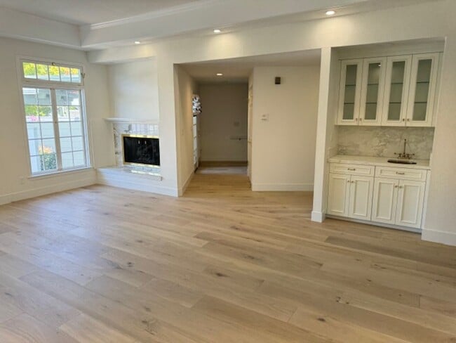 Building Photo - Tri-level townhome in highly desirable Dia...