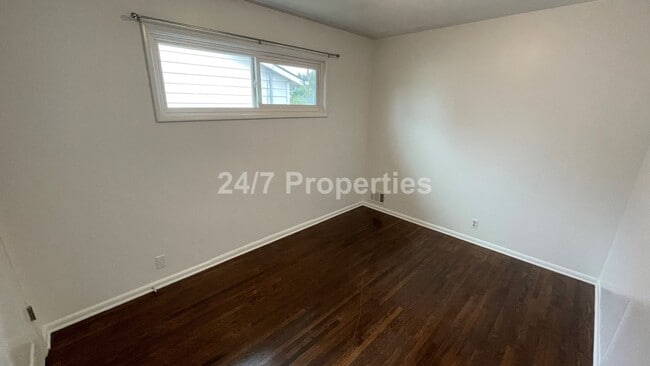 Building Photo - Spacious 4 BD | 2 BA with Backyard - Glads...