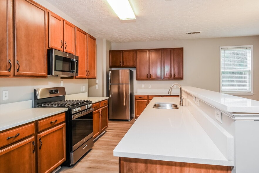 Building Photo - 2040 Valley Creek Dr