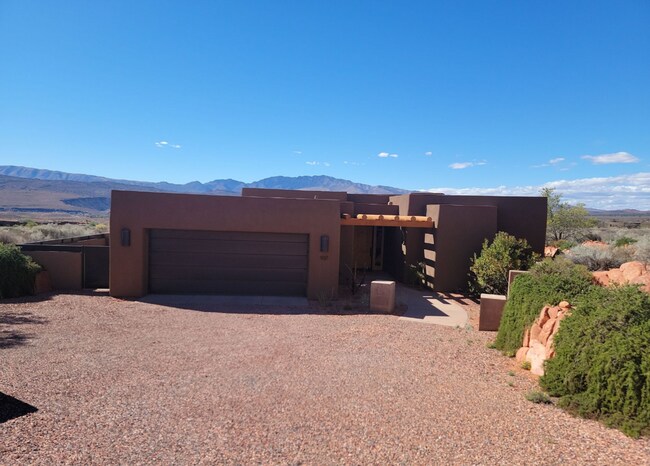 Primary Photo - Beautiful Desert Oasis! 3 Bedroom, Single ...