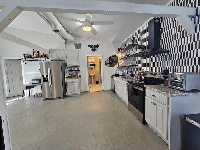 Building Photo - 74 Boulevard SE